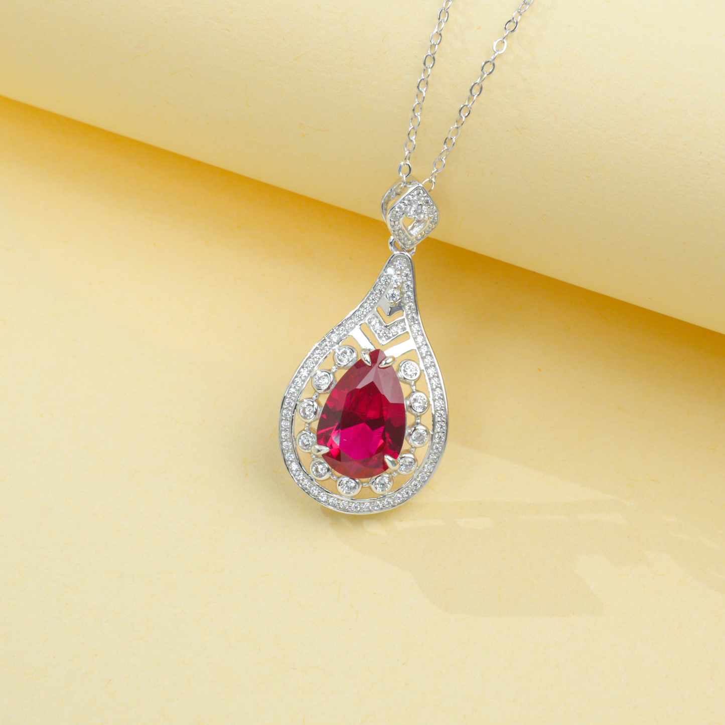 Elegant pendant necklace