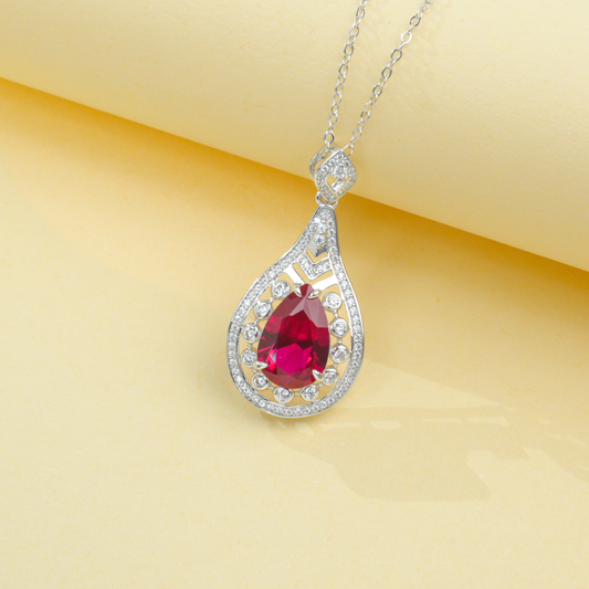 Elegant pendant necklace
